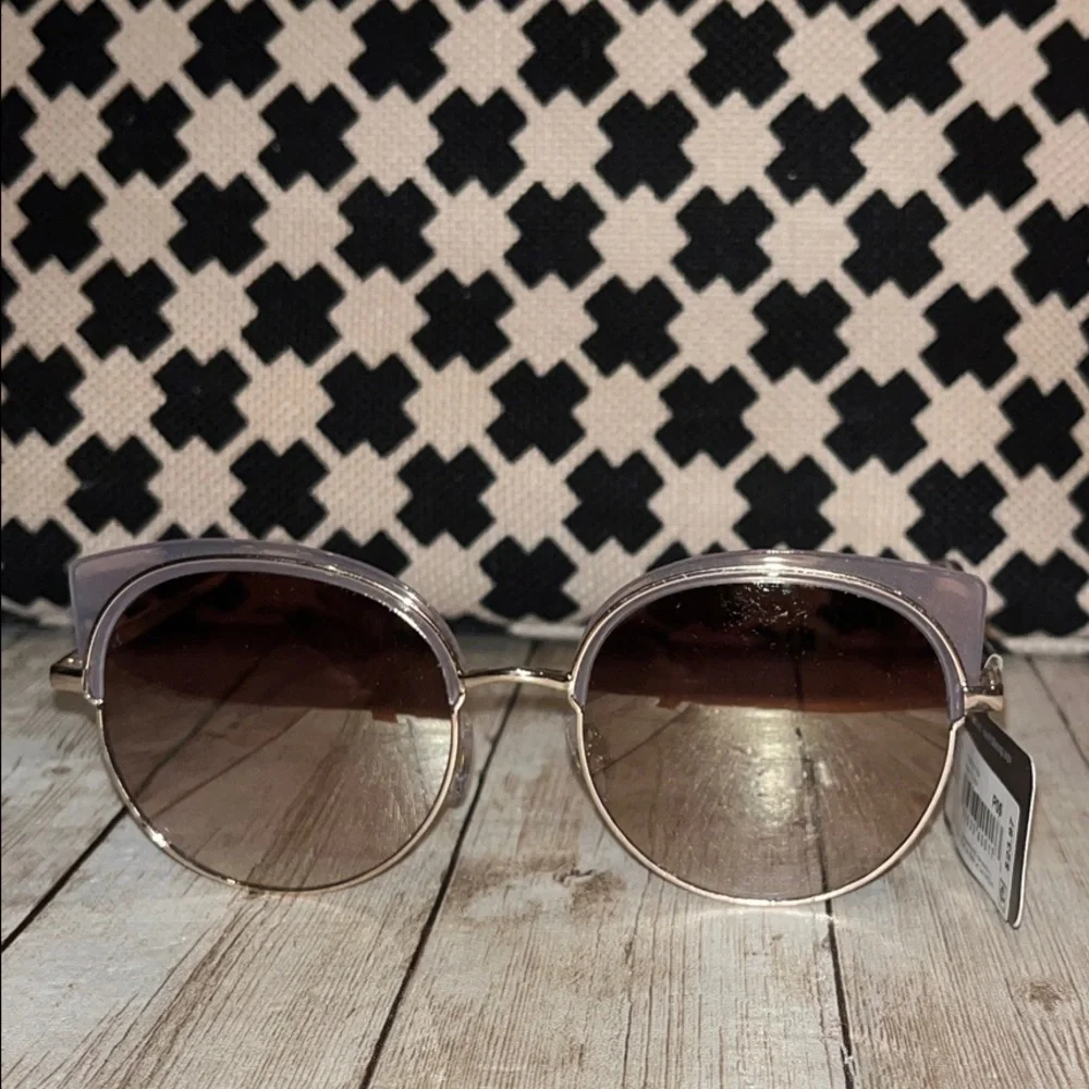 Foster Grant & Co. Cat eye purple sunglasses Gradient lenses
